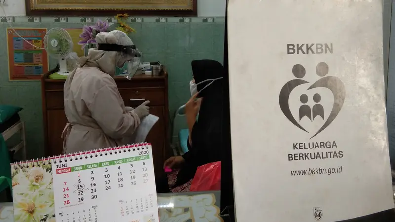 Tenaga kesehatan menggunakan Alat Pelindung Diri (APD) di sebuah praktik bidan mandiri di Cipinang, Jakarta Timur pada Senin (29/6/2020) (Liputan6.com/Giovani Dio Prasasti)