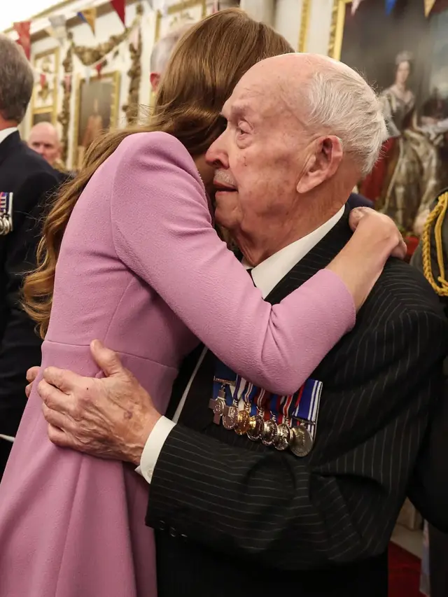 Kate Middleton Kenakan baju Lavender saat mengenang ulang tahun Ratu Elizabeth.  [@princeandprincessofwales]