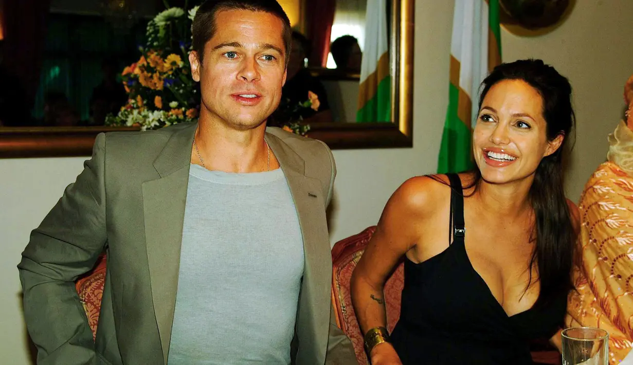 Perseteruan antara Angelina Jolie dan Brad Pitt nampaknya akan semakin memanas. Terlebih sejak Pitt mengajukan dokumen berupa hak asuh penuh keenam anaknya, dan mengatakan bahwa dirinya siap berseteru dengan Jolie. (AFP/Bintang.com)