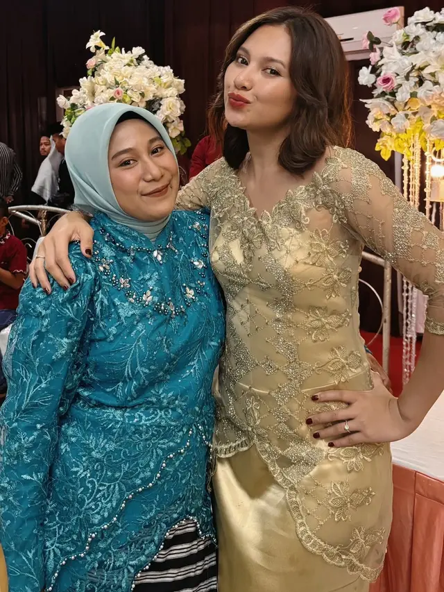 6 Detail Outfit Indah Permatasari di Nikahan Adik Ipar, Kebaya Modern hingga Baju Adat