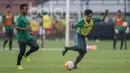 Gelandang Barito Putera, Paulo Sitanggang, mengirim umpan saat mengikuti seleksi Timnas Indonesia U-22 di Lapangan SPH Karawaci, Banten, Rabu (22/2/2017). (Bola.com/Vitalis Yogi Trisna)