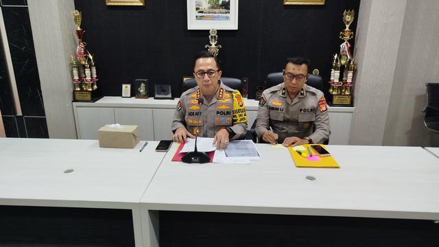 Kabid Humas Polda Metro Jaya, Kombes Pol Ade Ary Syam Indradi mengatakan, Vadel Badjideh memberikan kesaksian yang berbeda dengan saksi-saksi lainnya.