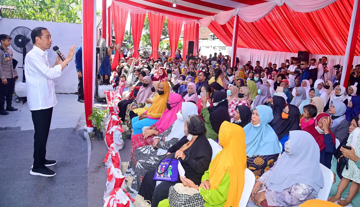 “BLT El Nino ini digunakan karena ada kenaikan barang, beras yang naik dikit, ini dipakai untuk nutup itu,” jelas Presiden kepada para penerima. (Biro Setpres Kepresidenan)
