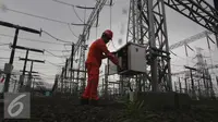 Pekerja tengah memasang Trafo IBT 500,000 Kilo Volt di Gardu induk PLN Balaraja, Banten, Kamis (16/12). (Liputan6.com/Angga Yuniar)