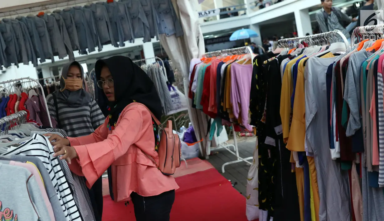 Pengunjung memilih koleksi pakaian di salah satu stand pada gelaran JakCloth di halaman Istora Senayan, Jakarta, Senin (4/6). JakCloth berlangsung hingga 10 Juni 2018. (Liputan6.com/Helmi Fithriansyah)