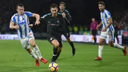 Gelandang Chelsea, Eden Hazard, berusaha melewati gelandang Huddersfield, Jonathan Hogg, pada laga Premier League di Stadion John Smith, Huddersfield, Selasa (12/12/2017). Huddersfield kalah 1-3 dari Chelsea. (AFP/Oli Scarff)