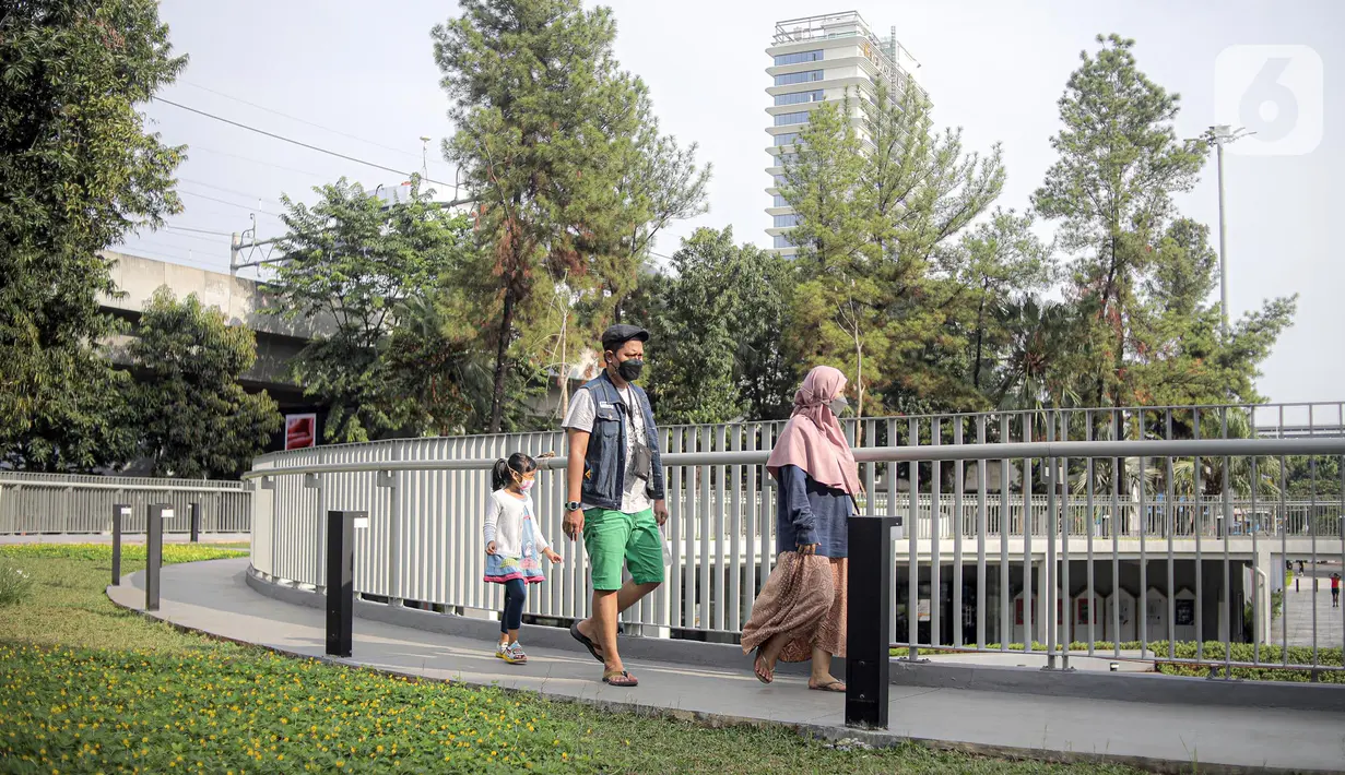 Warga jalan-jalan di Taman Literasi Martha Christina Tiahahu, Blok M, Jakarta, Minggu (23/10/2022). Taman Literasi Martha Christina Tiahahu juga diharapkan bisa digunakan seluruh lapisan masyarakat berkumpul untuk berdiskusi, bertukar pikiran, hingga membedah buku demi meningkatkan pengetahuan. (Liputan6.com/Faizal Fanani)