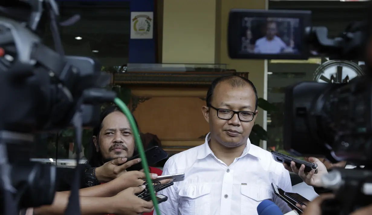 Aktivis Indonesia Football Community, Emerson Yuntho, memberikan keterangan saat menyambangi Polda Metro Jaya, Jakarta, Jumat (28/12). Mereka menyatakan mendukung Satgas Anti Mafia Sepak Bola memberantas mafia sepak bola. (Bola.com/M Iqbal Ichsan)