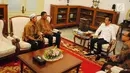 Presiden Joko Widodo (Jokowi) menerima kedatangan dua pedagang yang tokonya dijarah perusuh aksi 22 Mei, di Istana Merdeka, Jumat (24/5/2019). Pedagang Abdul dan Ismail ini mengalami kerugian setelah warung kopinya di Jl H Agus Salim dan di KH Wahid Hasyim dijarah massa. (Liputan6.com/Angga Yuniar)