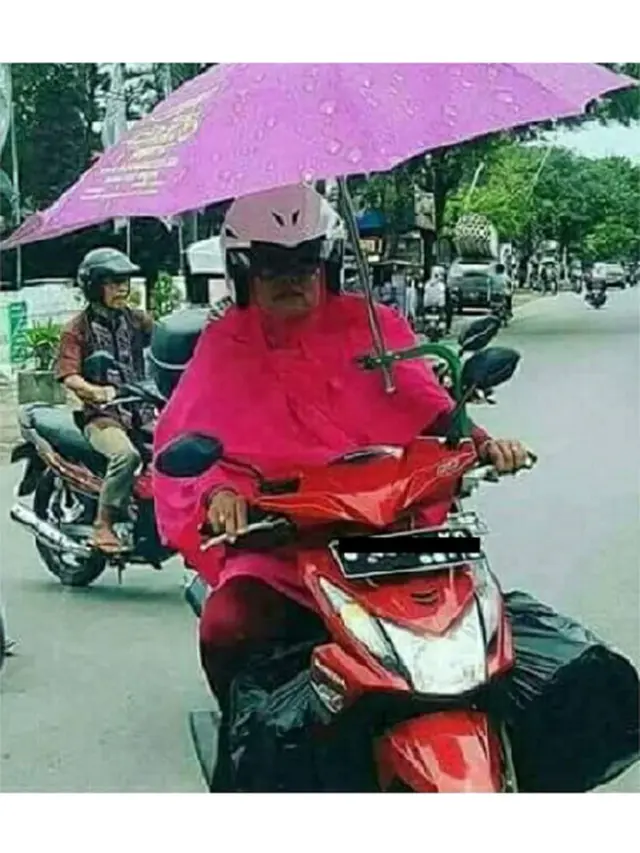 Tingkah Kocak Emak-Emak Saat di Jalan, Bikin Tepok Jidat