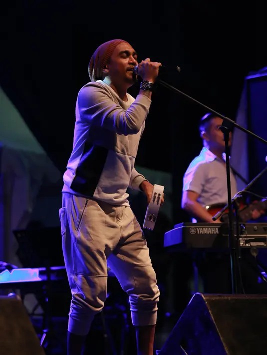 "Musisi Indonesia nggak kalah kok sama musisi luar. Apalagi saya percaya generasi baru nanti akan bawa banyak hal baru. Kalian bisa menghargai para musisi dengan membeli yang asli," ujar  musisi yang telah 20 tahun berkarya. (Galih W. Satria/Bintang.com)