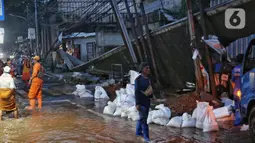 Hujan deras yang mengguyur Jakarta sejak Rabu (7/5/2025) siang hingga sore hari membuat aliran air di sekitar salah satu di daerah Kalibata Timur meluap. (Liputan6.com/Angga Yuniar)