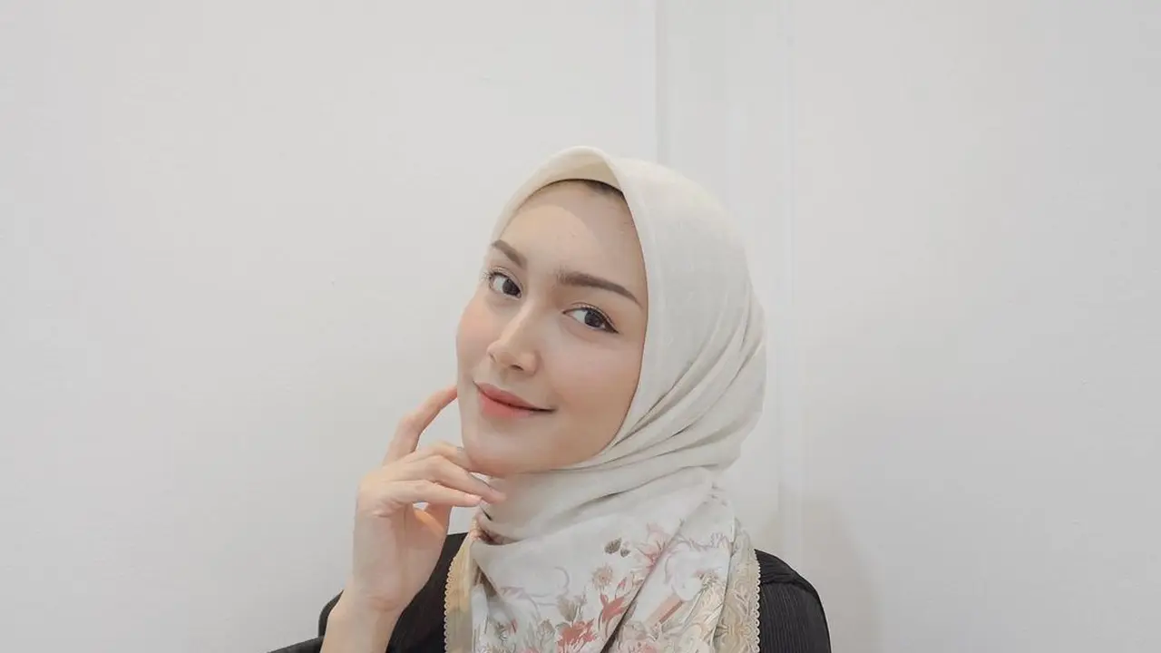 6 Ide Styling Hijab Formal ke Kantor Anti Ribet dari Lesti Kejora hingga Citra Kirana