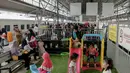 Anak-anak bermain di Stasiun Senen, Jakarta, Senin (30/12/2019). PT KAI Daop 1 Jakarta juga menyediakan Taman Bermain Ramah Anak kepada para penumpang yang membawa anak saat menunggu keberangkatan kereta. (Liputan6.com/Faizal Fanani)
