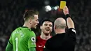 <p>Wasit memberikan kartu kuning kepada kiper Everton, Jordan Pickford, dan pemain Liverpool, Andrew Robertson, pada laga Liga Inggris di Stadion Anfield, Selasa (14/2/2023). Sudah ada 22 kartu merah dikeluarkan sejak Premier League dimulai pada 1992. (AFP/Paul Ellis)</p>