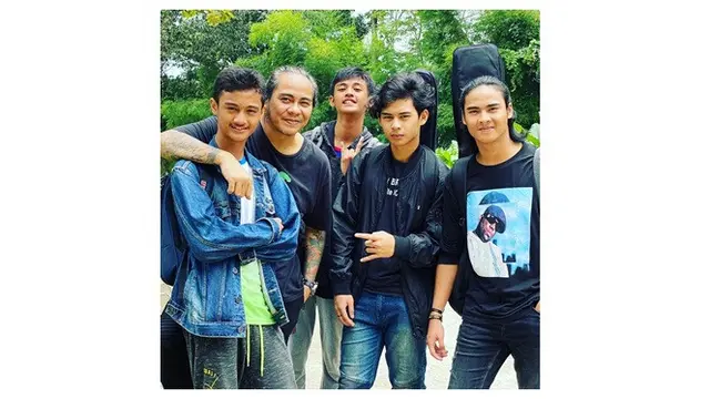 8 Potret Kompak Empat Anak Ferdy 'Element', Gondrong Semua