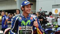 Pebalap MotoGP, Valentino Rossi, tersenyum menyapa fans saat sesi kualifikasi di Sirkuit Sepang, Malaysia, Sabtu (29/10/2016). (AFP/Mohd Rasfan)