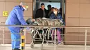 <p>Staf medis membawa orang yang terluka dengan tandu di departemen darurat rumah sakit Klinik Republik Pertama untuk mengungsi ke Moskow, Izhevsk, Rusia, Selasa (27/9/2022). Pesawat Kementerian Situasi Darurat akan mengantarkan korban penembakan di Sekolah No. 88 ke rumah sakit di Moskow. (AP Photo/Dmitry Serebryakov)</p>