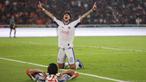 Pemain Arema FC, Betinho melakukan selebrasi usai meraih pertandingan Persija Jakarta vs Arema FC BRI Super League pekan ke-20 yang berlangsung di Stadion Utama Gelora Bung Karno, Minggu (8/2/2026) malam WIB. (Bola.com/Abdul Aziz)