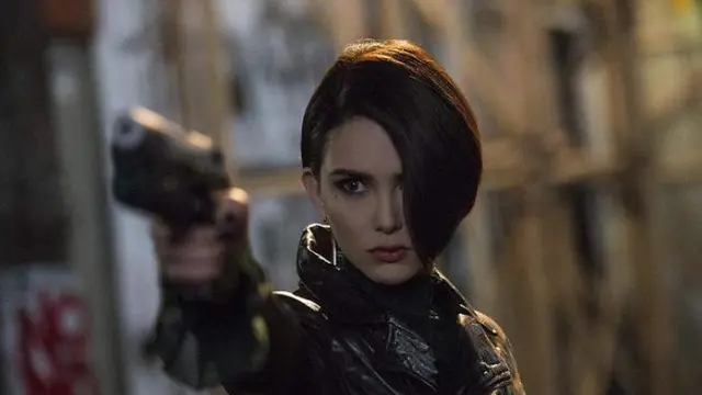 Hannah berperan sebagai Xia, pembunuh bayaran.