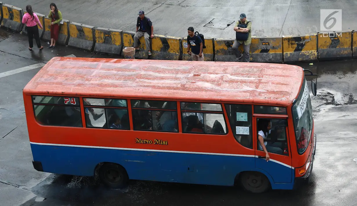 Angkutan Metromini menunggu penumpang di Terminal Blok M, Jakarta, Jumat (12/4). Sebanyak 312 bus sedang yang akan bekerja sama dengan Jak Lingko didapat dari empat operator yaitu Metromini, Kopaja, Kopami, dan Koantas Bima. (Liputan6.com/Immanuel Antonius)