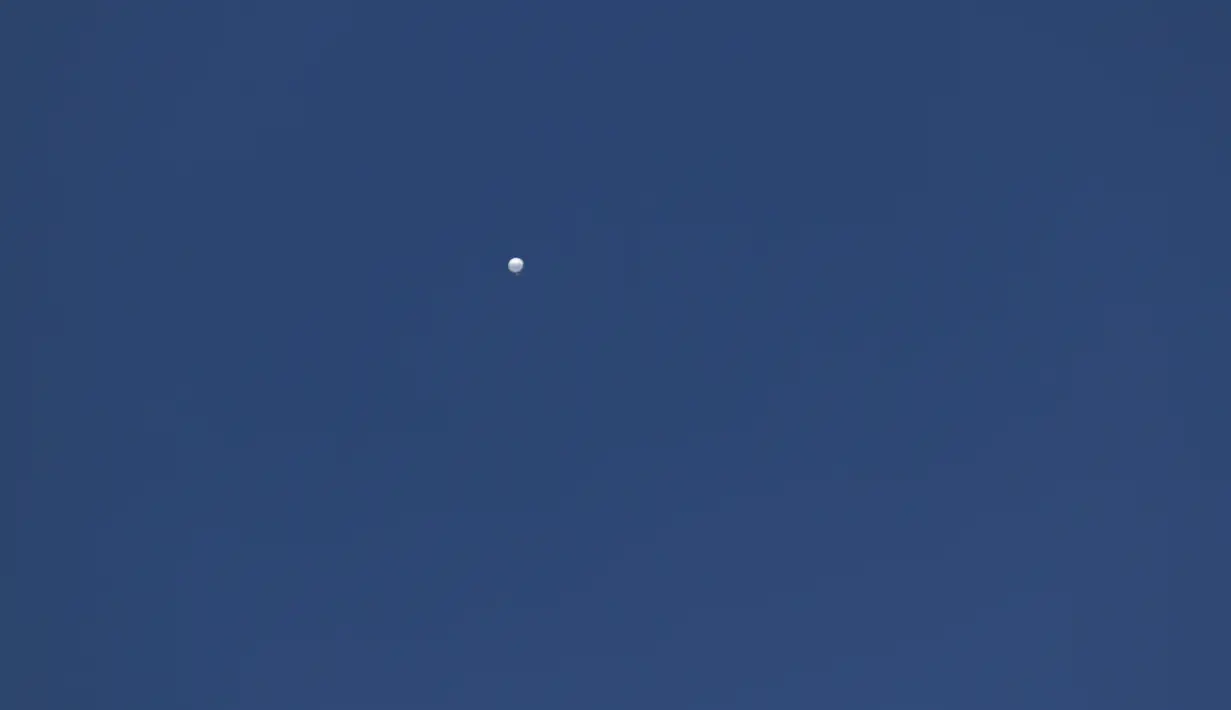 Sebuah balon terbang di atas Columbia, Missouri, Amerika Serikat, 3 Februari 2023. Dalam sebuah pernyataan yang mendekati permintaan maaf pada Jumat (3/2), Kementerian Luar Negeri China mengatakan, balon itu adalah kapal udara sipil yang digunakan terutama untuk penelitian meteorologi. (Anna Griffin/Missourian via AP)