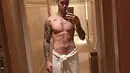 “Back in the gym.” tulis Justin Bieber di caption foto yang diunggahnya di akun instagram. Dirinya tak memakai apa pun selain handuk yang menggantung di pinggulnya dan sangat mengekspose perut seksinya itu. (via instagram/@justinbieber)