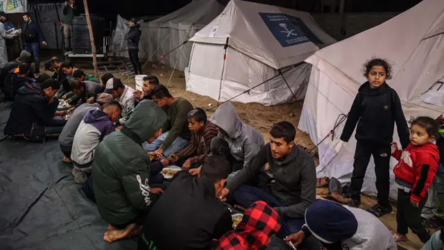 Di Tengah Reruntuhan, Umat Muslim Palestina di Gaza Saat Berbuka Puasa