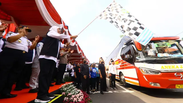 Khofifah memberangkatkan 90 bus pemudik tujuan berbagai kota Jatim dari Surabaya. (Dian Kurniawan/Liputan6.com)