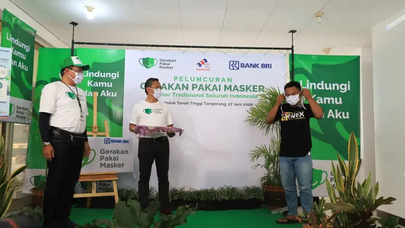 Dukung Gerakan Pakai Masker, BRI Bagikan Masker untuk Pedagang dan Konsumen Pasar Tradisional