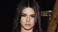 Kendall Jenner gemar menuai sensasi lewat pose dan penampilannya 