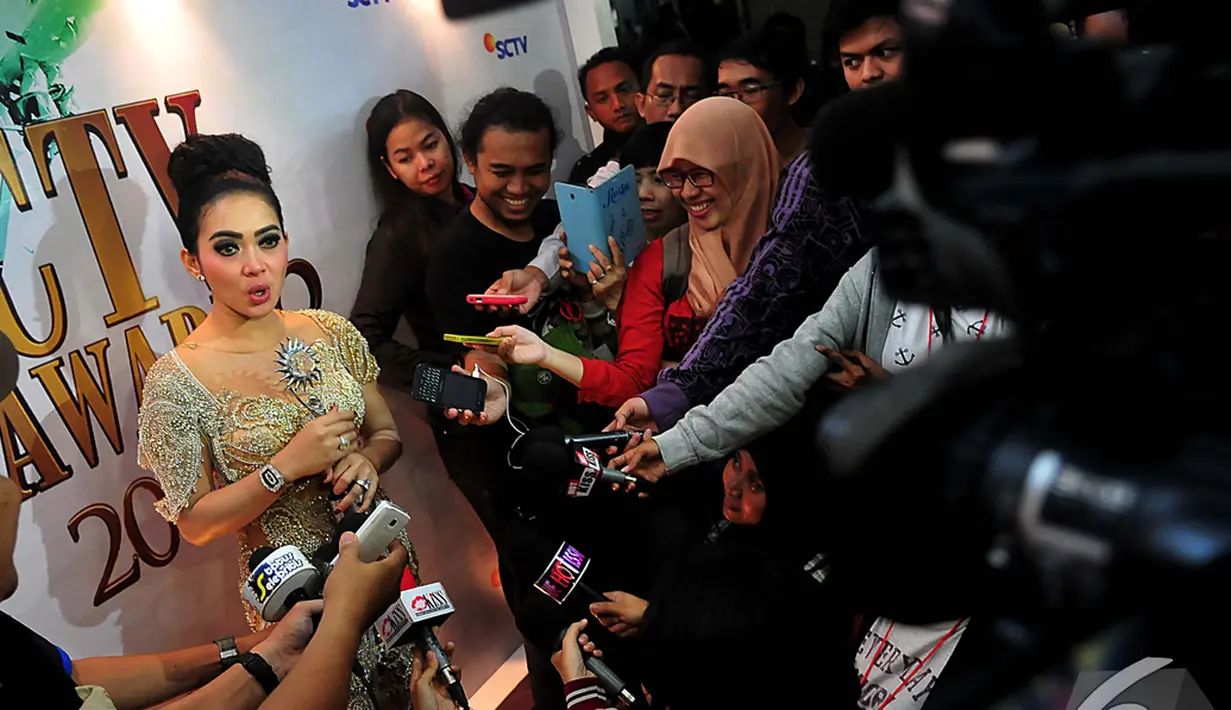 Syahrini kembali berhasil mendapat penghargaan Penyanyi Paling Ngetop dalam ajang SCTV Awards 2014. Foto diambil pada Sabtu (29/11/2014). (Liputan6.com/Johan Tallo)