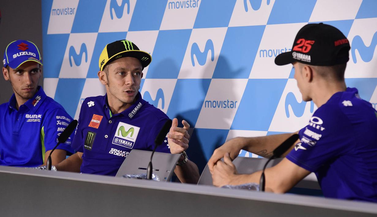 Pebalap Movistar Yamaha, Valentino Rossi, berbincang dengan Maverick Vinales saat jumpa pers jelang GP Aragon di Alcaniz, Aragon, Kamis (21/9/2017). Rossi dinyatakan lolos tes medis untuk mengikuti balapan MotoGP Aragon. (AFP/Javier Soriano)