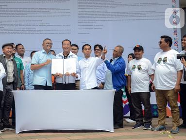 Ketua Badan Pengawas Pemilu (Bawaslu) Rahmat Bagja (kedua kiri) saat menghadiri penandatanganan Komitmen Bersama Kampanye Pemilu Berintegritas di Media Sosial Pemilu 2024 oleh perwakilan partai di Thamrin 10 Food and Creative Park, Jakarta, Minggu (21/1/2024). Bawaslu mengajak masyarakat untuk bersama-sama mengawasi dan lapor dugaan pelanggaran Pemilu ke Bawaslu. (merdeka.com/Arie Basuki)