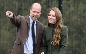 Kate Middleton&nbsp;dan Pangeran William mengambil bagian dalam skenario pelatihan yang berlangsung di Sekolah Tinggi Pembelajaran dan Pengembangan baru milik Dinas Pemadam Kebakaran &amp; Penyelamatan Irlandia Utara (NIFRS) di Cookstown, Irlandia Utara pada 14 Oktober 2025. (Chris Jackson/POOL/AFP)
