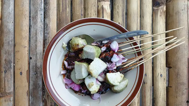 Sate ayam (Wikimedia Commons)