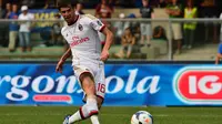 Andrea Poli mengakhiri kebersamaan dengan AC Milan. (AFP/Giuseppe Cacace)