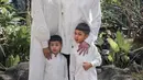 Lebaran tahun ini, tampak Paula dan Baim pun masih serasi dengan pakaian muslim serba hitam begitupun dengan kedua anaknya. Paula mengenakan gamis bordiran plisket dan kerudung polosnya.  [@paula_verhoeven]
