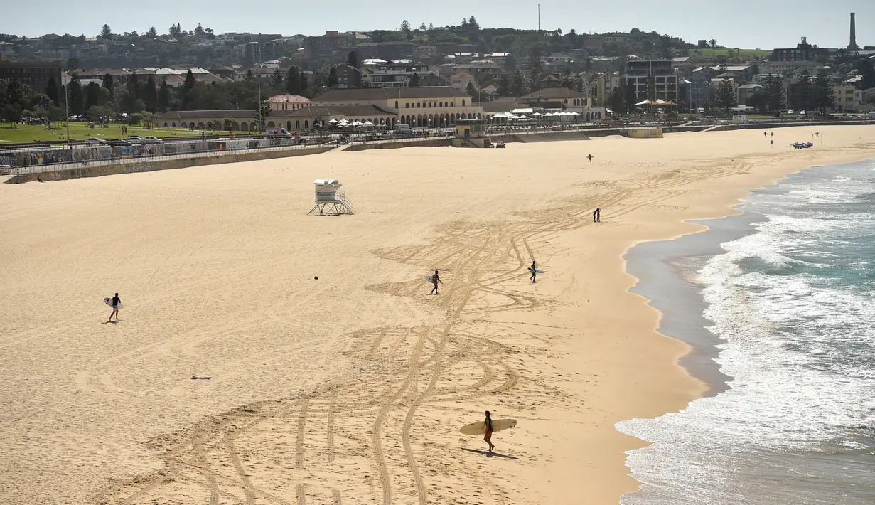 Pantai Bondi yang kosong setelah pemerintah menutup pantai paling populer di Sydney, Minggu (22/3/2020). Otoritas Australia menutup Bondi Beach  lantaran orang-orang mengabaikan larangan pemerintah untuk tidak berkumpul dalam jumlah besar guna menekan penyebaran virus corona. (PETER PARKS/AFP)