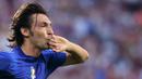 Gelandang Italia, Andrea Pirlo, merayakan gol yang dicetaknya ke gawang Ghana pada laga Piala Dunia di Stadion Hannover, Lower Saxony, Senin (12/6/2006). Pada turnamen ini Pirlo berhasil mengantar Italia juara. (AFP/Michael Urban)