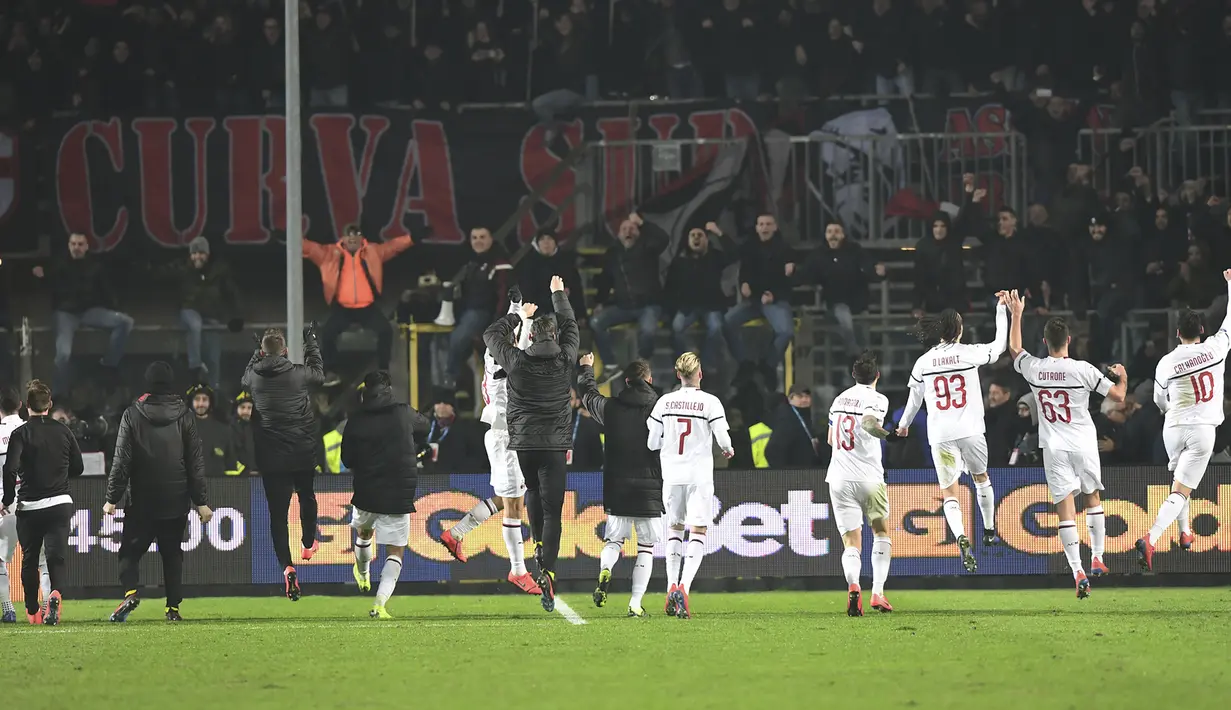 Para pemain AC Milan menyapa suporter usai mengalahkan Atalanta pada laga Serie A di Stadion Atleti Azzurri d'Italia di Bergamo, Sabtu (16/2). Atalanta kalah 1-3 dari Milan. (AFP/Miguel Medina)