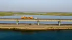 Foto drone menunjukkan sebuah lokomotif perbaikan rel (railgrinder) untuk memperbaiki ketidakteraturan pada rel di jalur kereta api Golmud-Korla di Daerah Otonom Uighur Xinjiang, China, 14 Juli 2020. Jalur ini menurut jadwal pengoperasiannya akan dimulai pada 30 Oktober 2020. (Xinhua/Ding Lei)