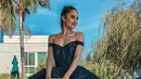 Saat mengikuti premiere film The Avengers: Infinity War, penampilan Cinta pun terlihat memukau dengan dress berwarna hitam dan detail cantik berwarna navy. Ia hanya menambahkan gelang, cincin serta anting dengan model sederhana namun tetap terlihat stylish. (Liputan6.com/IG/@claurakiehl)