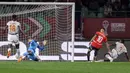 Selain itu, Mohamed Salah juga berhasil mencetak gol pada menit ke-52 setelah sukses mengkonversi umpan trivela Emam Ashour. (AFP/Franck Fife)