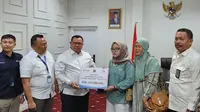 Kemenag menyerahkan ekstra cover kepada keluarga jemaah haji 2023 yang meninggal di pesawat. Masing-masing jemaah mendapatkan santunan ekstra cover Rp125 juta. (Foto: Humas Kemenag)