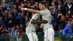 Penyerang Juventus, Cristiano Ronaldo berseleberasi dengan Alex Sandro usai mencetak gol ke gawang Udinese pada lanjutan Liga Serie A Italia di Stadion Dacia Arena (6/10). Juventus menang 2-0 atas Udinese. (AP Photo/Antonio Calanni)