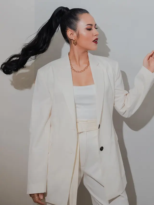 FOTO: Gaya Raisa Pakai Busana Berwarna Putih, Memesona