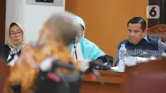 Terdakwa Irjen Napoleon Bonaparte saat menjalani sidang lanjutan dengan kasus dugaan penganiyaan terhadap M Kece di Pengadilan Negeri (PN) Jakarta Selatan, Kamis (23/6/2022). Sidang yang beragendakan pemeriksaan saksi ini menghadirkan M Kece sebagai saksi pelapor. (Liputan6.com/Herman Zakharia)