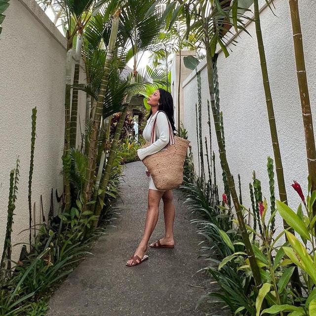 7 Potret Liburan Mutia Ayu di Bali, Penampilannya Curi Perhatian