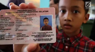 Antrean warga yang mengurus Kartu Identitas Anak di Tangerang Selatan membludak.